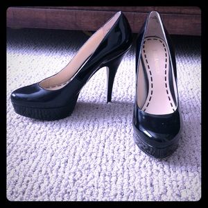Patent leather black pumps